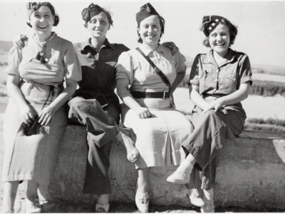 Gerda Taro con 3 mujeres