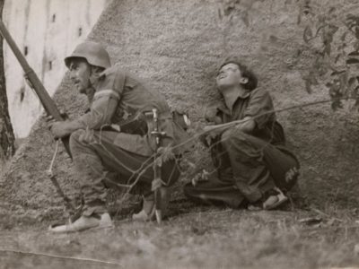 Gerda Taro con un soldado
