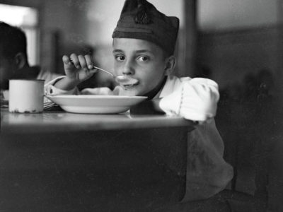 AA-Gerda-Taro,-Child-looking-up-from-eating-soup,-Madrid,-1936-37