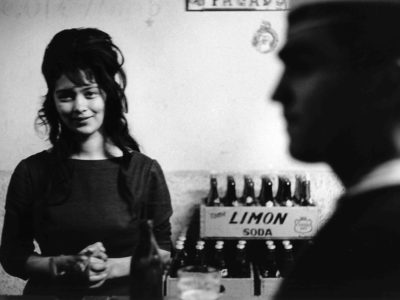 Chica-sonriente,-Sergio-Larrain,-1963,-Bar-Los-Siete-Espejos