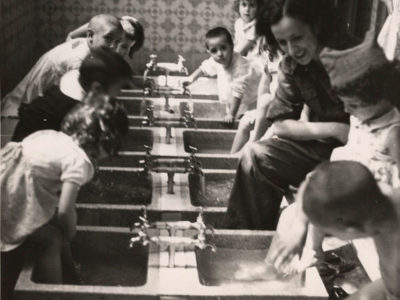 Gerda-Taro,-1937,-children-washing-at-sinks,-Spain