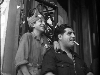 Gerda-Taro-Man-with-child-in-militia-dress,-Barcelona,-1937