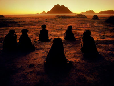 Kuchi-nomads-at-prayer,-1992,-Steve-McCurry,-Afghanistan