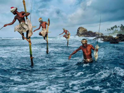 Pescadores-con-zanco,-Weligama,-Sri-Lanka,-1995