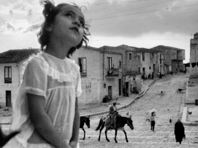 Sergio-Larrain---Rue-principale-de-Corleone,-Sicile,-1959