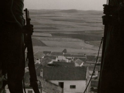 Soldiers-overlooking-village,-Spain,-1937,-Taro,-Gerda