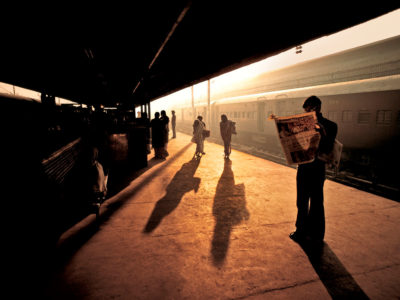 Steve-McCurry-Train-station-platform.-Old-Delhi,-India.-1983.