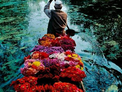 Steve-McCurry-flower-seller-at-Dal-Lake.-Srinagar,-India