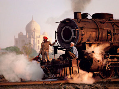 Taj-Mahal-and-Train,-1983,-trabajadores-en-una-locomotora-de-vapor,-Steve-McCurry