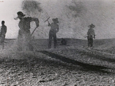 Taro-and-Capa,-agricultural-workers-throwing-grain-into-the-air-to-be-cleansed-by-the-wind,-Aragón-front,-Spain,-1937