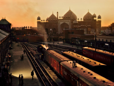 Train-station,-Agra,-India,-Steve-McCurry-1983