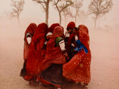 Women-in-a-Dust-Storm,-Rajasthan,-India,-1983,-by-Steve-McCurry