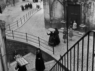 Henri-Cartier-Bresson-People-walk-along-the-street,-Abruzzo,-Italy,-1951