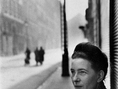 Simone-de-Beauvoir-fotografiada-por-Cartier-Bresson-en-París-1947